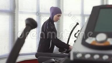 戴头巾的女孩，在<strong>健身</strong>房的跑步模拟器上做热身运动，<strong>健身训练</strong>